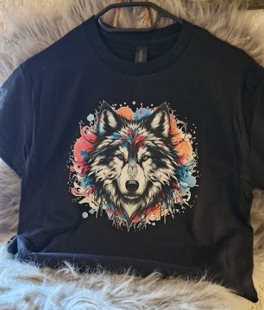 Schwarzes T-Shirt mit buntem Wolfsmotiv in einem kreativen Design.
