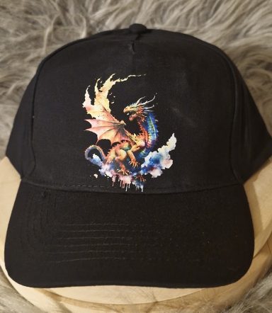 Schwarze Baseballkappe mit bunter Drachenillustration auf der Vorderseite.