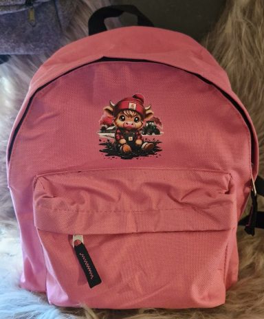 Rosa Rucksack mit einem kleinen, cartoonhaften Charakter darauf.